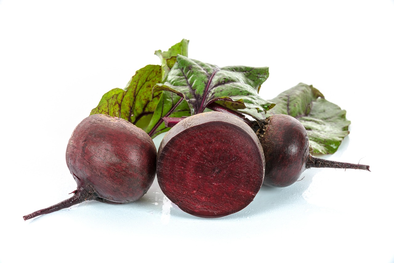 services-03 red beets, vegetables, leaves, culinary blog, healthy lifestyle, vitamins, vegetable juice, beetroot, vegetarianism, veganism, antioxidants, plot, agriculture, harvest, ecological, nature, natural, without fertilizers, no chemicals, home production