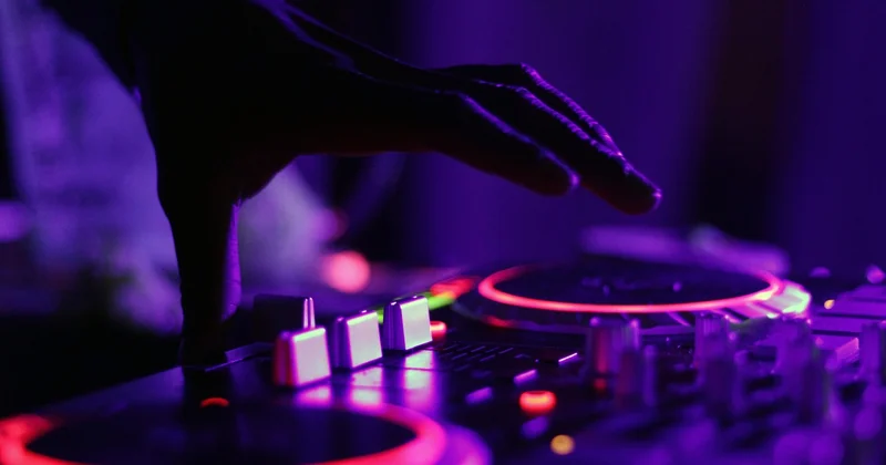Was genau macht ein DJ – und was bedeutet das für Sie?